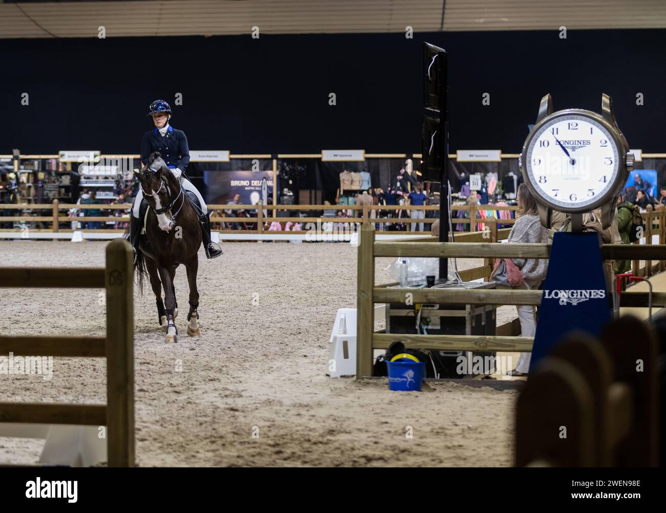 Amsterdam, Paesi Bassi - 26 gennaio 2024. I piloti Dressage si esibiscono nella parte del Gran Premio della loro competizione durante la Coppa del mondo FEI Dressage a Jumping Amsterdam. Mark Sopwart/Alamy Live News. Foto Stock