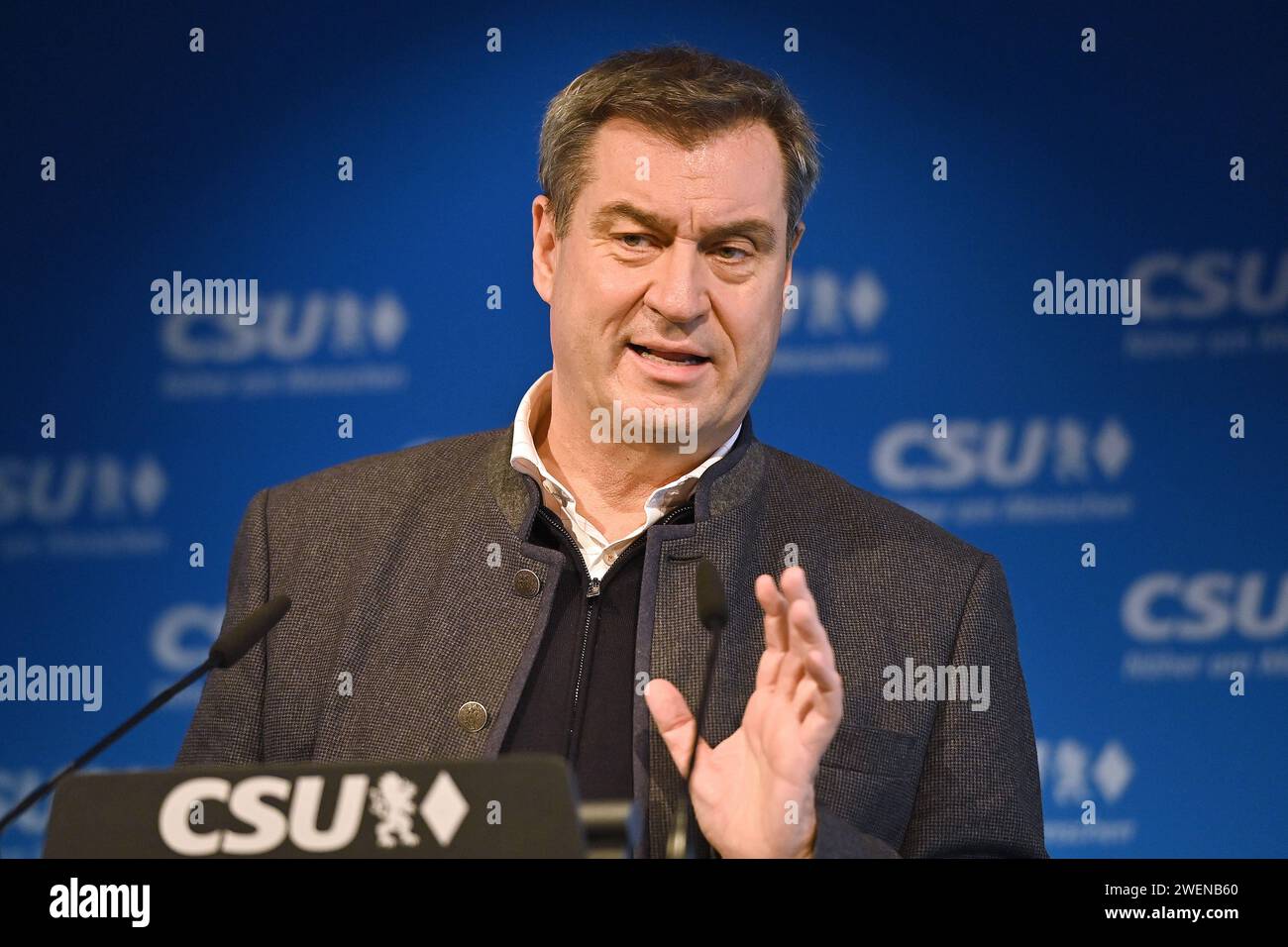 Markus SOEDER Ministerpraesident Bayern und CSU Vorsitzender,Gestik, Einzelbild,angeschnittenes Einzelmotiv,Ritratto,Porträt. Pressekonferenz im Anschluss an die Vorstandssitzung des CSU Praesidiums in der CSU Landesleitung a Muenchen am 26.01.2024. Sven Simon Fotoagentur GmbH & Co Pressefoto KG Prinzess-Luise-Str. 41 45479 M u e l h e i m / R u h r Tel. 0208/9413250 Fax 0208/9413260 GLS Bancata BLZ 430 609 67 KTO. 4030 025 100 IBAN DE75 4306 0967 4030 0251 00 BIC GENODEM1GLS www.svensimon.net *** Markus SOEDER Ministerpraesident Bavaria e CSU Presidente, gesto, immagine singola, croppe Foto Stock