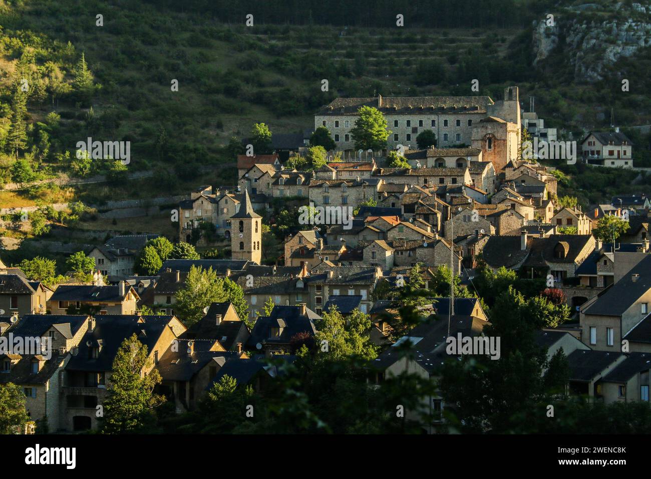 Sainte-Enimie, un villaggio nelle gole del Tarn, un fiume tra Causse Méjean e Causse de Sauveterre, dipartimento della Lozère, regione dell'Occitanie, Francia Foto Stock