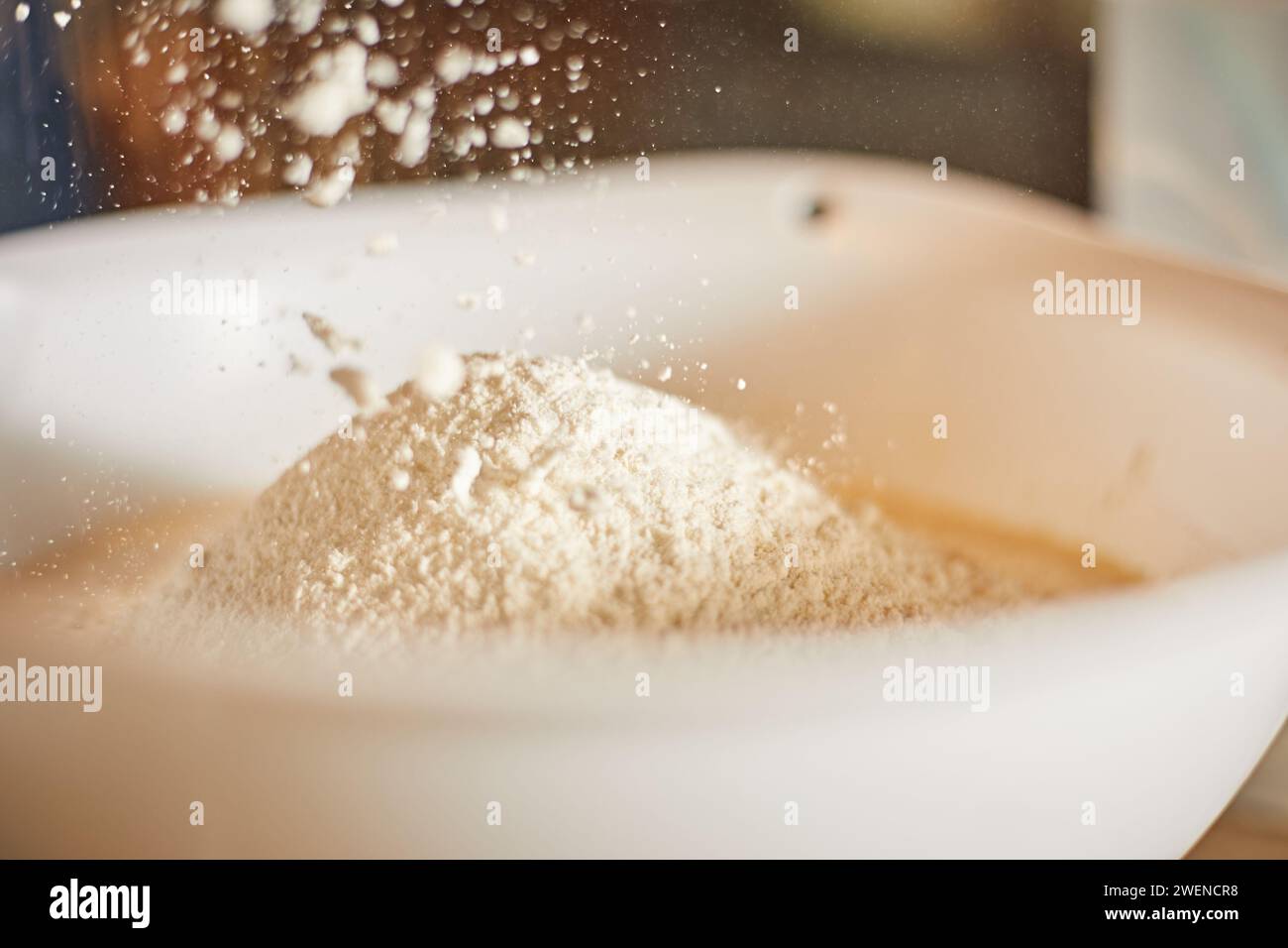 farina bianca che fuoriesce dal recipiente Foto Stock