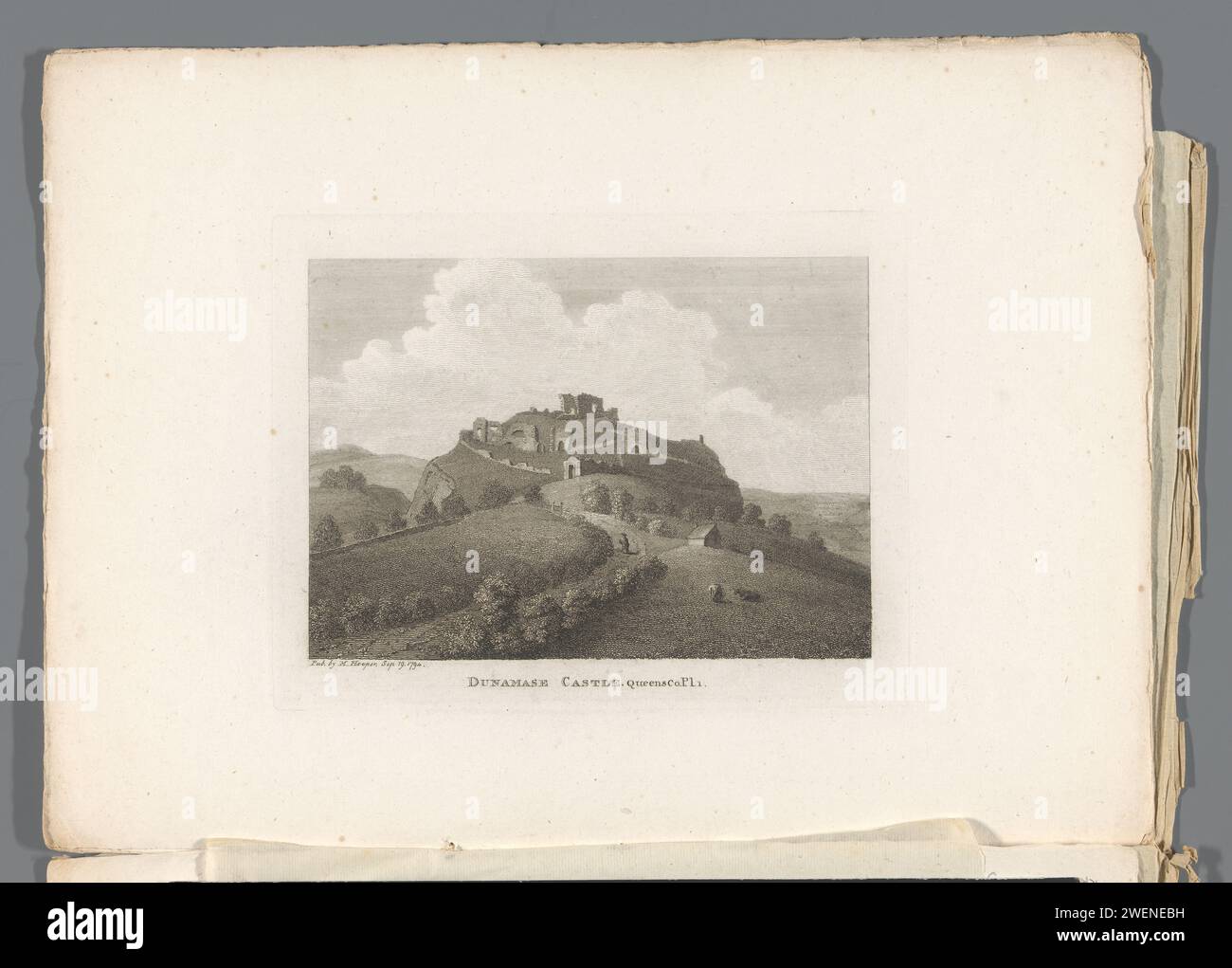 Vista delle rovine del castello di Dunamase, Anonimo, stampa del 1794 questa stampa fa parte di un libro. paesaggio di incisione della carta con torre o castello. Paesaggio con rovine dell'Irlanda Foto Stock