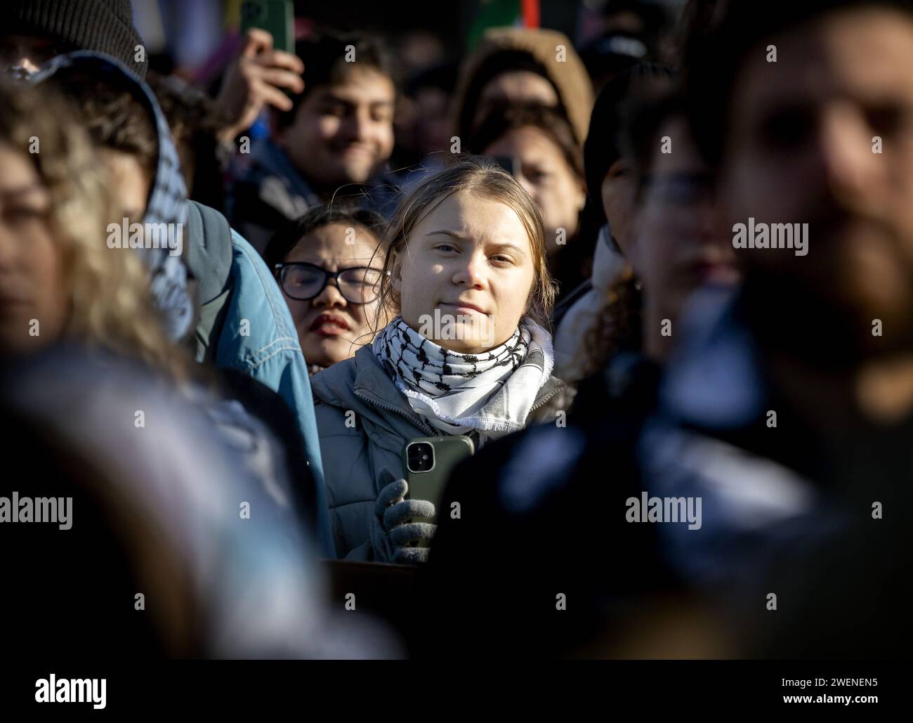 L'AIA - Greta Thunberg durante una manifestazione solidale con il popolo palestinese e a sostegno della causa sudafricana, nel corso di una sentenza della Corte internazionale di giustizia (ICJ) su richiesta del Sudafrica per misure di emergenza a Gaza. All'inizio di questo mese, il tribunale ha ascoltato il caso di genocidio contro Israele, portato dal Sudafrica. L'intero caso può richiedere anni per essere completato. ANP KOEN VAN WEEL paesi bassi fuori - belgio fuori Foto Stock