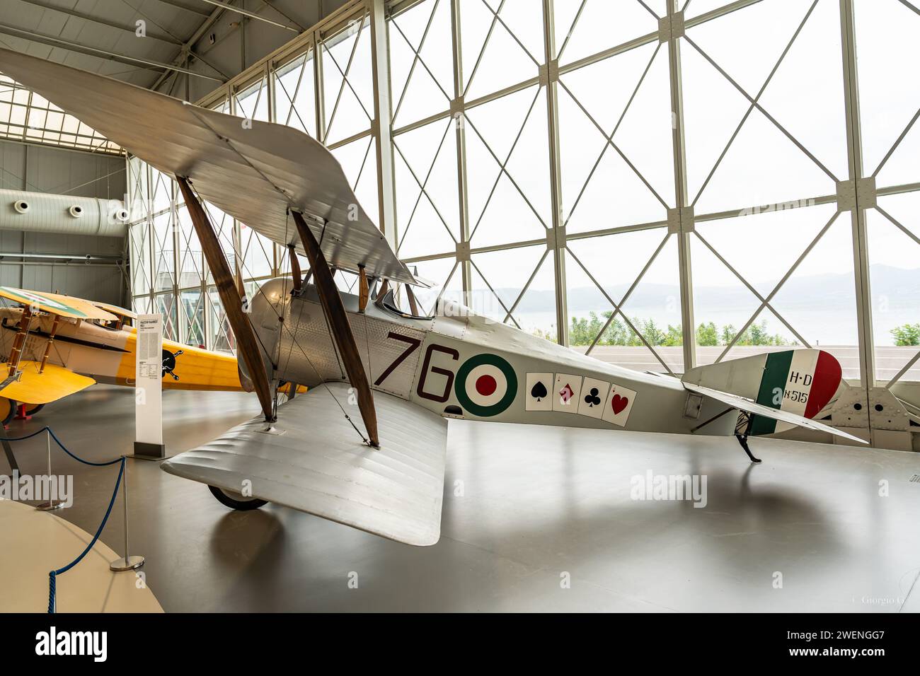 Storico aereo militare italiano in mostra all'interno dell'hangar del Museo dell'Aeronautica militare Italiana Foto Stock