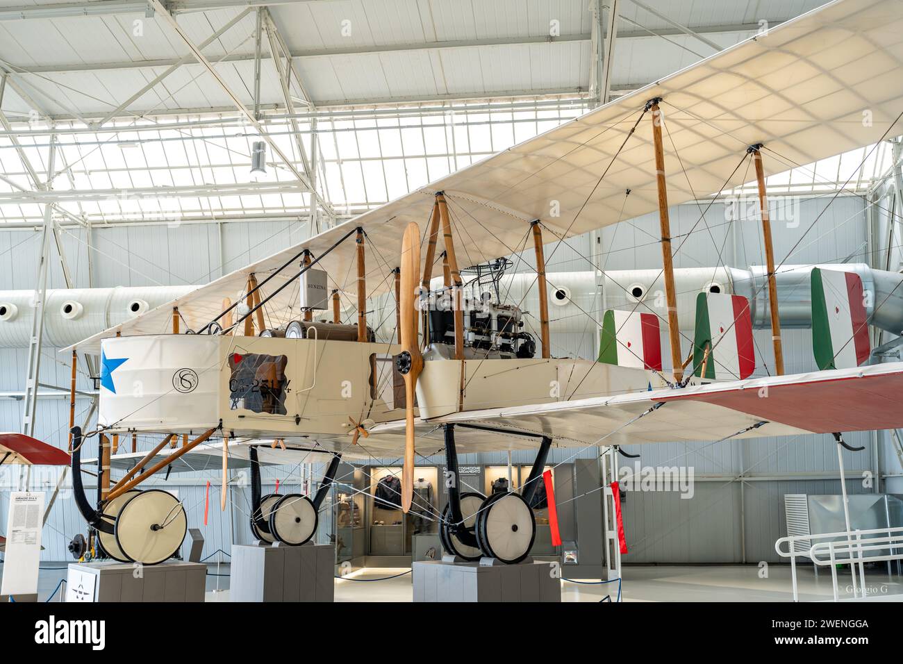 Velivoli storici italiani in mostra all'interno dell'hangar del Museo dell'Aeronautica Italiana Foto Stock