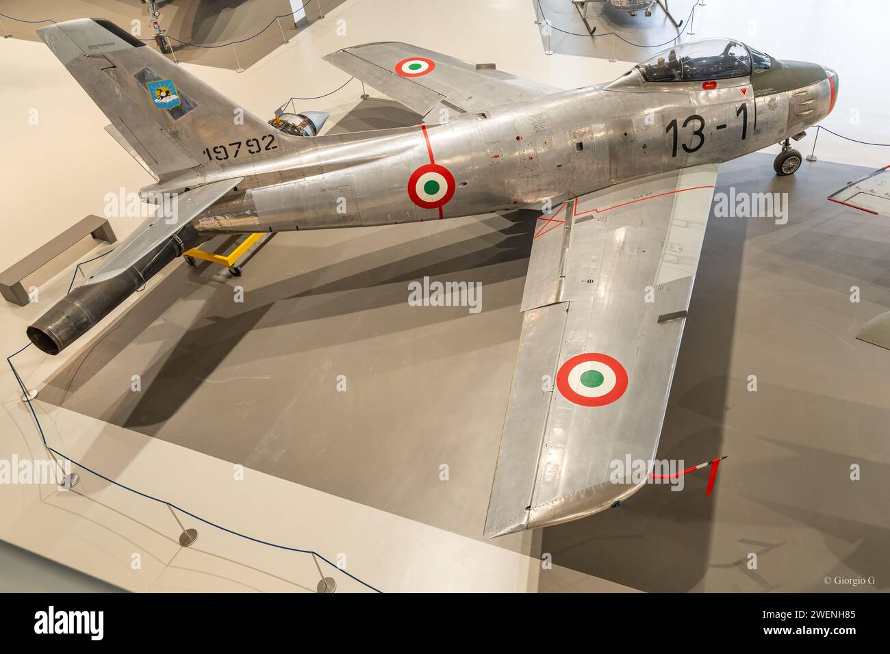 Veduta di un caccia militare italiano d'epoca in mostra all'interno dell'hangar del Museo dell'Aeronautica militare Foto Stock