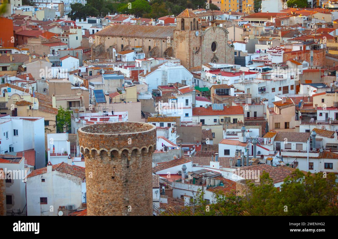 Catalogna, Tossa de Mar, tranquilla città costiera, resort, antica fortezza, stradine strette della città vecchia, panorama della città, tetti rossi di case, fortezza Foto Stock