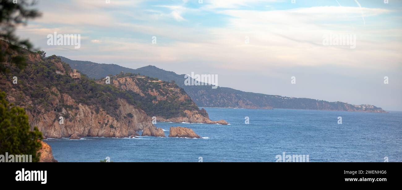 costa marina, località, montagne, foresta, mare, rocce, sentieri di montagna, turismo, località ecologica, città costiera, fauna selvatica, città costiera spagnola, Tossa de Foto Stock