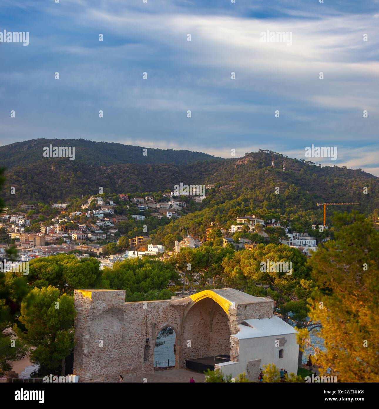 Catalogna, Tossa de Mar, tranquilla città costiera, resort, antica fortezza, stradine strette della città vecchia, panorama della città, tetti rossi di case, fortezza Foto Stock