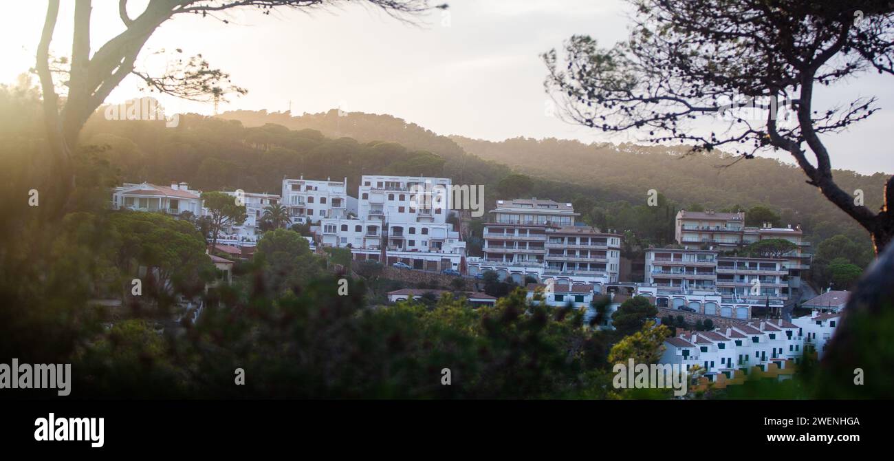 Catalogna, Tossa de Mar, tranquilla città costiera, resort, antica fortezza, stradine strette della città vecchia, panorama della città, tetti rossi di case, fortezza Foto Stock