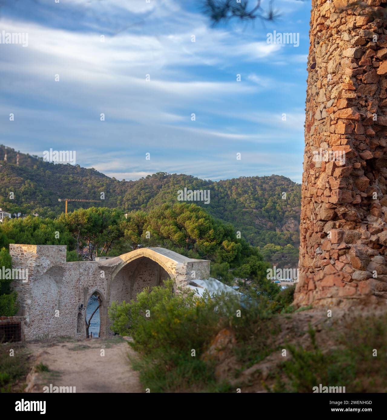 Catalogna, Tossa de Mar, tranquilla città costiera, resort, antica fortezza, stradine strette della città vecchia, panorama della città, tetti rossi di case, fortezza Foto Stock