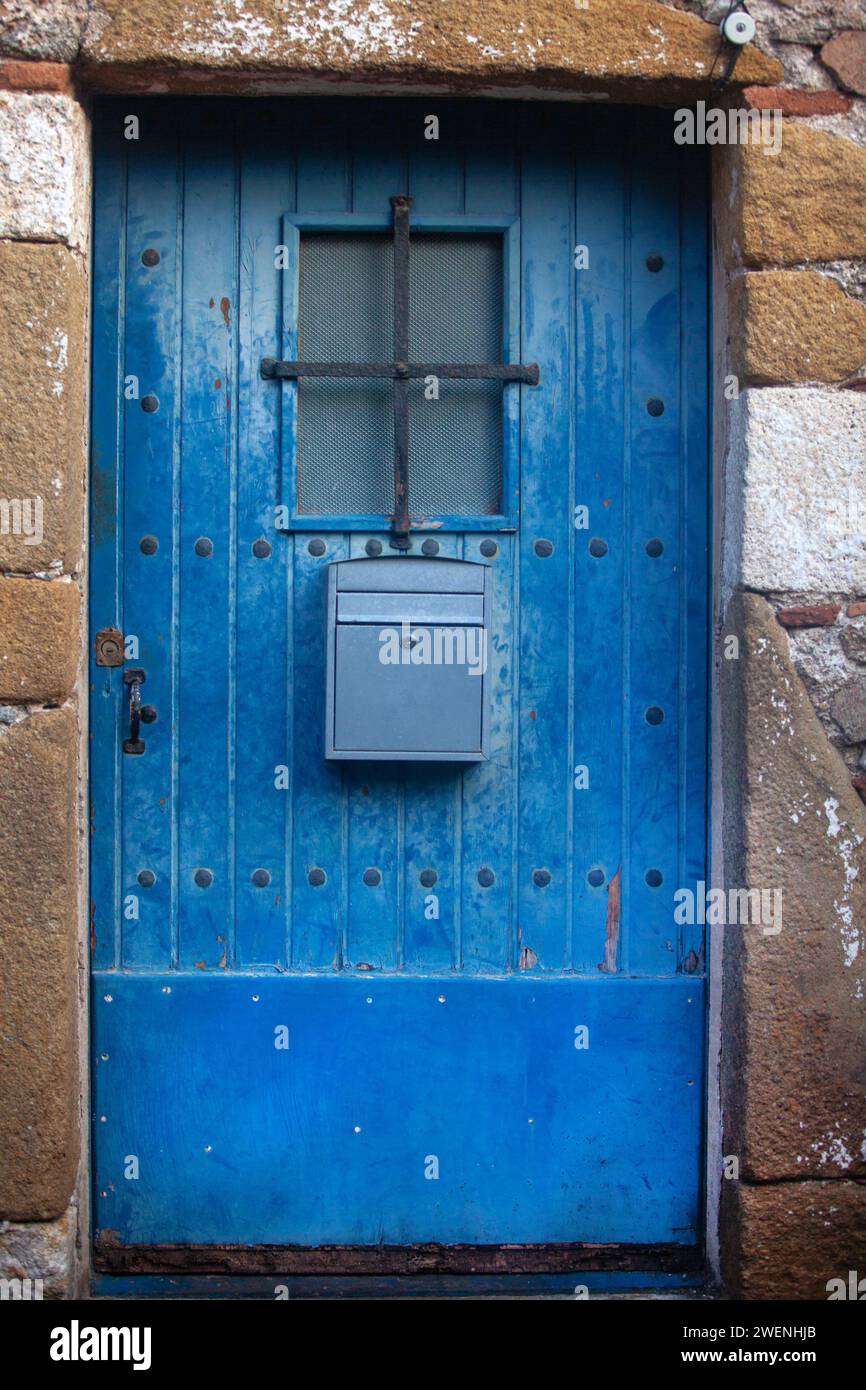 Catalogna, Tossa de Mar, tranquilla città costiera, resort, antica fortezza, stradine strette della città vecchia, panorama della città, tetti rossi di case, fortezza Foto Stock