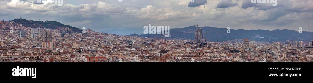 Catalogna, panorama di Barcellona, tutta la città, vista della città dalla montagna, panorama enorme, paesaggio urbano, simbolo spirituale, centro religioso di Foto Stock