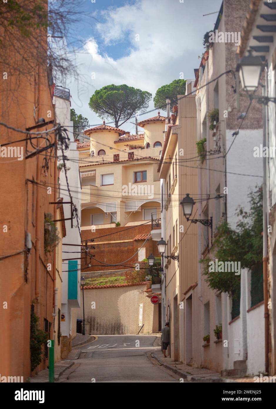 Catalogna, Tossa de Mar, tranquilla città costiera, resort, antica fortezza, stradine strette della città vecchia, panorama della città, tetti rossi di case, fortezza Foto Stock
