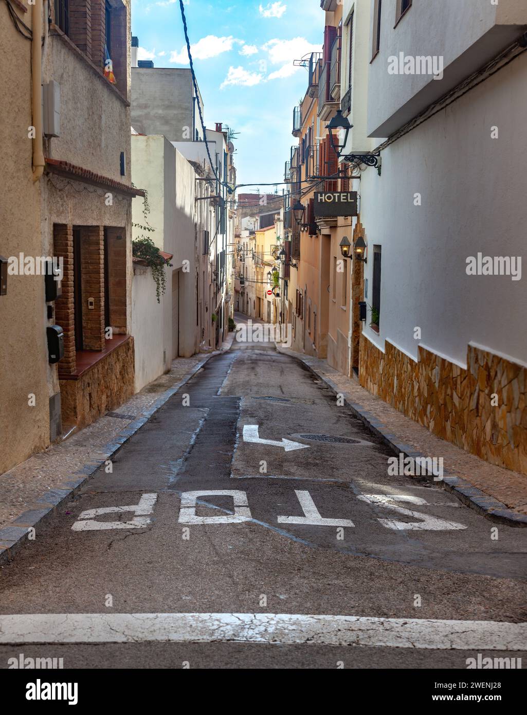 Catalogna, Tossa de Mar, tranquilla città costiera, resort, antica fortezza, stradine strette della città vecchia, panorama della città, tetti rossi di case, fortezza Foto Stock