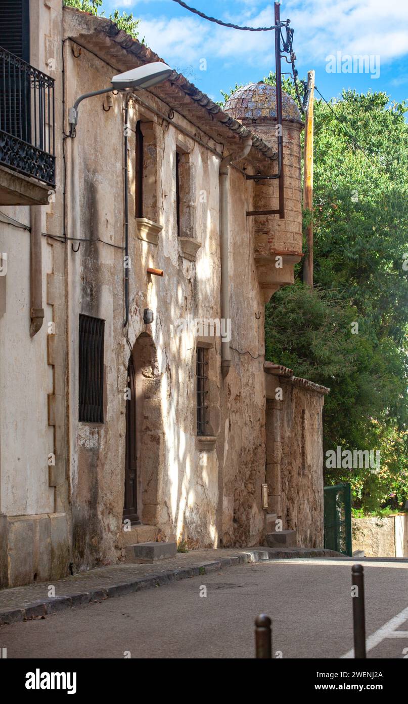 Catalogna, Tossa de Mar, tranquilla città costiera, resort, antica fortezza, stradine strette della città vecchia, panorama della città, tetti rossi di case, fortezza Foto Stock