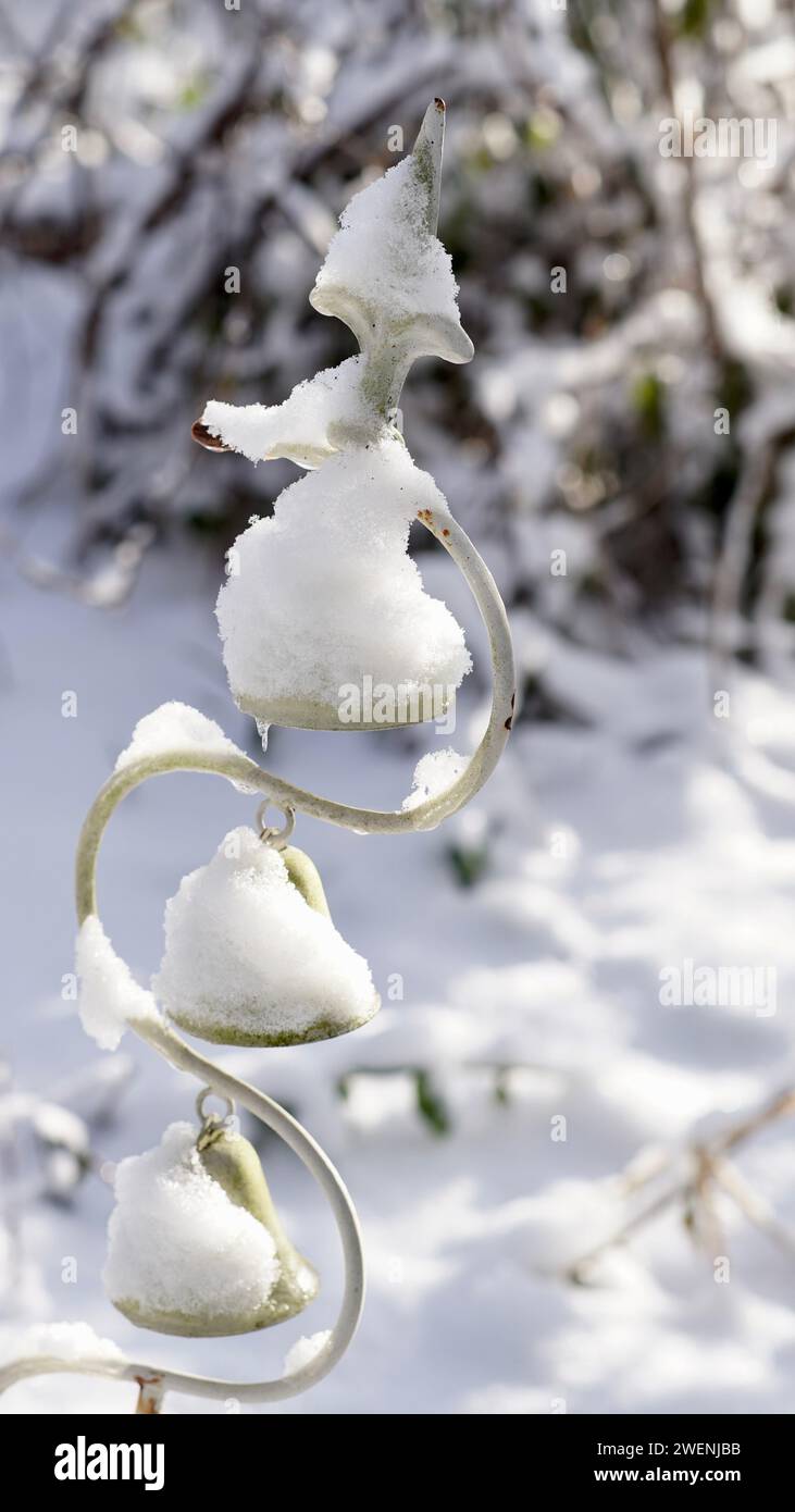 In una giornata di sole, la neve emette un camino in stile Garden Deco. Foto Stock