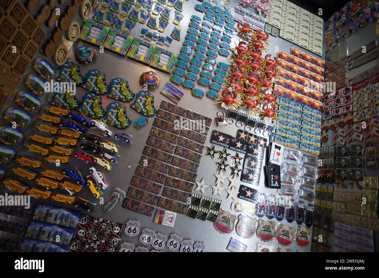 Magneti per frigoriferi in vendita con riferimenti culturali popolari sulla California e lo stile di vita californiano da acquistare per i turisti Foto Stock