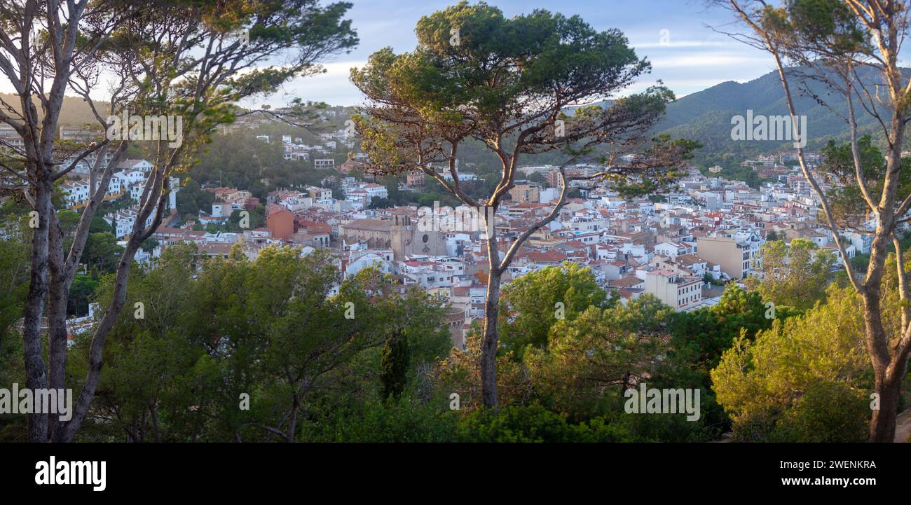 Catalogna, Tossa de Mar, tranquilla città costiera, resort, antica fortezza, stradine strette della città vecchia, panorama della città, tetti rossi di case, fortezza Foto Stock