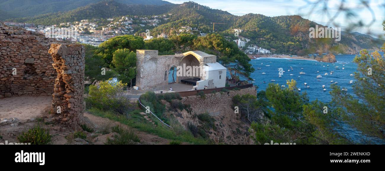 Catalogna, Tossa de Mar, tranquilla città costiera, resort, antica fortezza, stradine strette della città vecchia, panorama della città, tetti rossi di case, fortezza Foto Stock