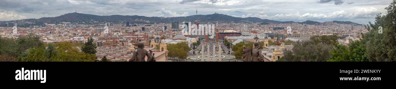 Catalogna, panorama di Barcellona, tutta la città, vista della città dalla montagna, panorama enorme, paesaggio urbano, simbolo spirituale, centro religioso di Foto Stock