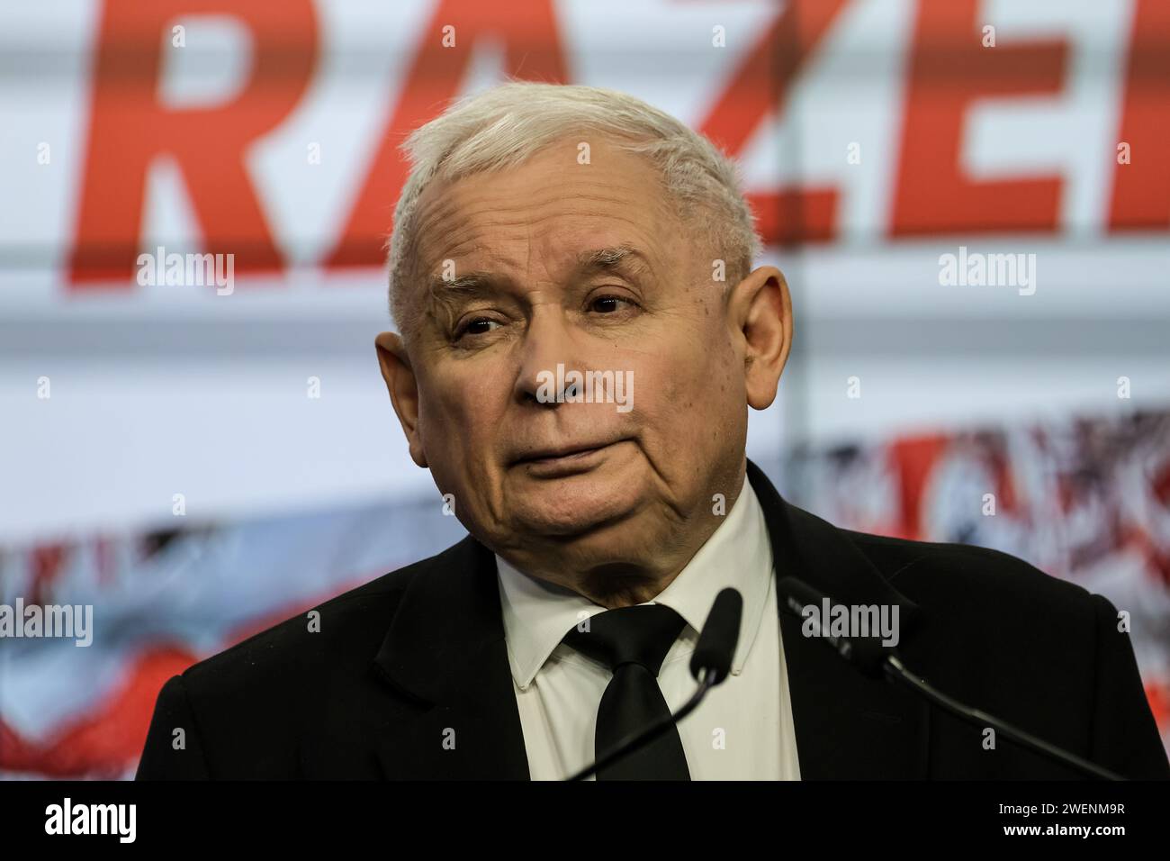Jaroslaw Kaczynski, leader del partito politico diritto e giustizia, tiene una conferenza stampa nella sede centrale del partito a Varsavia, la capitale della Polonia, il 26 gennaio 2024. La politica polacca è nel caos a causa del disaccordo di legat tra la coalizione di governo che ha creato un nuovo governo nel dicembre 2023 e la legge e giustizia di estrema destra che ha governato in Polonia per 8 anni. Foto Stock
