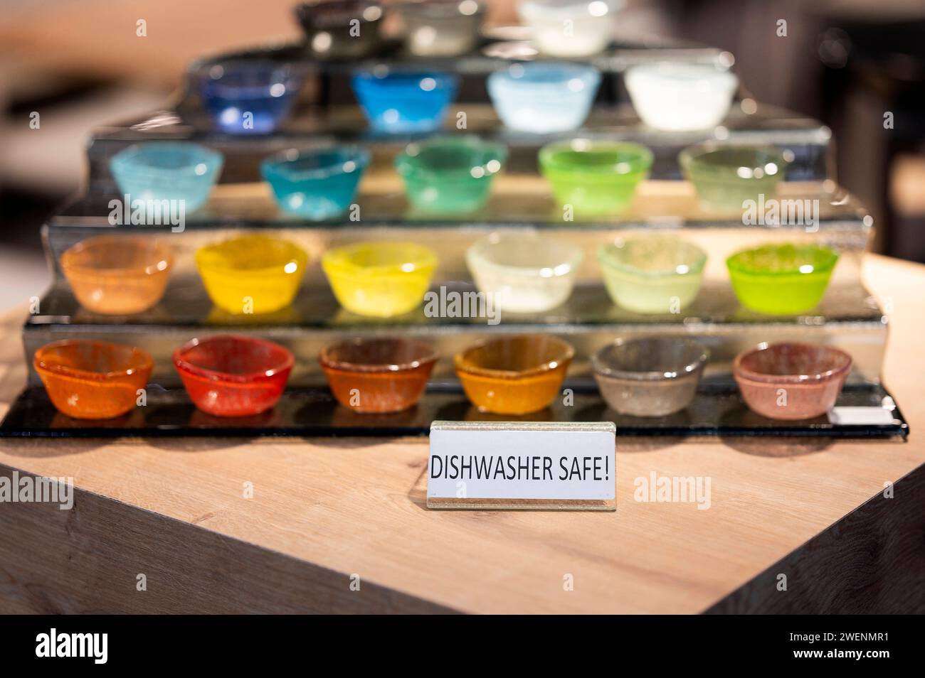 Ambiente 26.01.2024 Frankfurt Internationale Konsumgütermesse - ambiente - auf der Messe Frankfurt. Im Bild: Stand in der Halle 12, spülmaschinenfestes Glas. Francoforte Francoforte Hessen Germania *** ambiente 26 01 2024 Francoforte Fiera internazionale dei beni di consumo ambiente alla Messe Frankfurt in the picture Stand nel Padiglione 12, vetro lavabile in lavastoviglie Francoforte Francoforte Hessen Germania Foto Stock