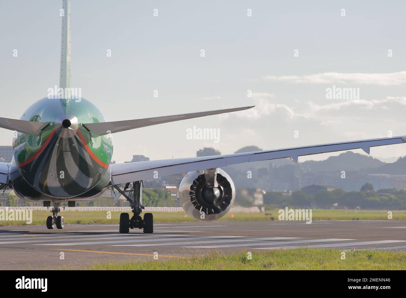 B-17813 EVA AIR BOEING 787 DREAMLINER sulla pista decolla dall'aeroporto di Taipei Songshan (TSA, RCSS) a Taipei, Taiwan. Foto Stock