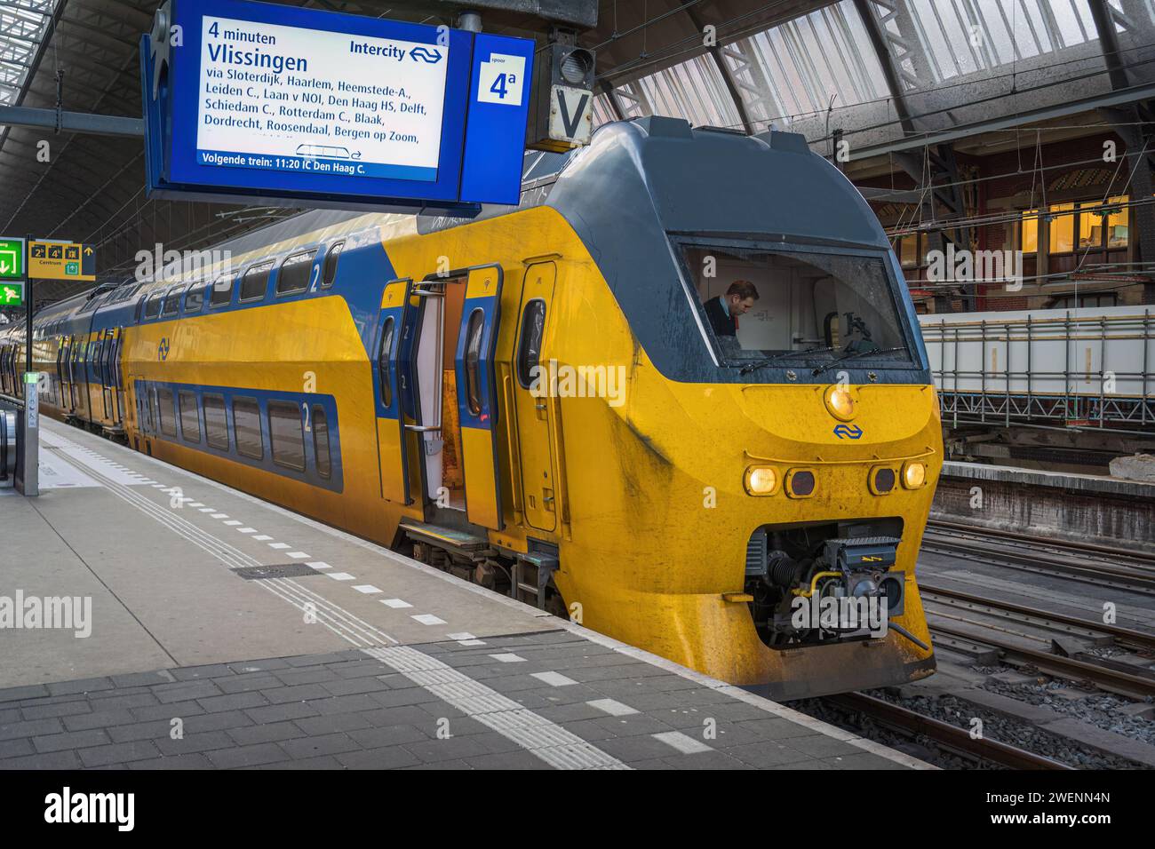 Stazione ferroviaria di Amsterdam con un treno pronto per la partenza Foto Stock