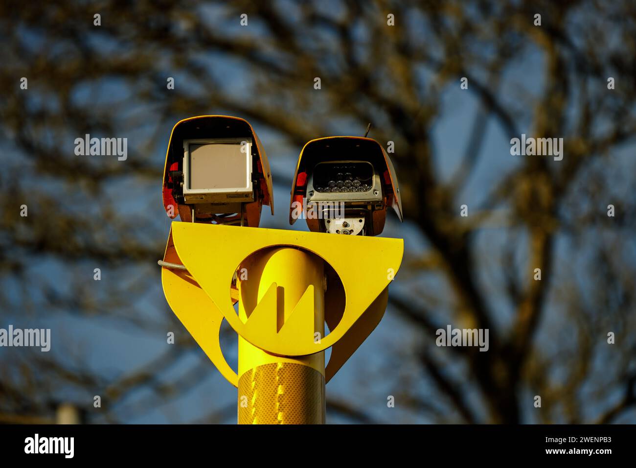 primo piano di un paio di autovelox gialli sulla parte superiore di un palo per monitorare gli automobilisti in velocità Foto Stock