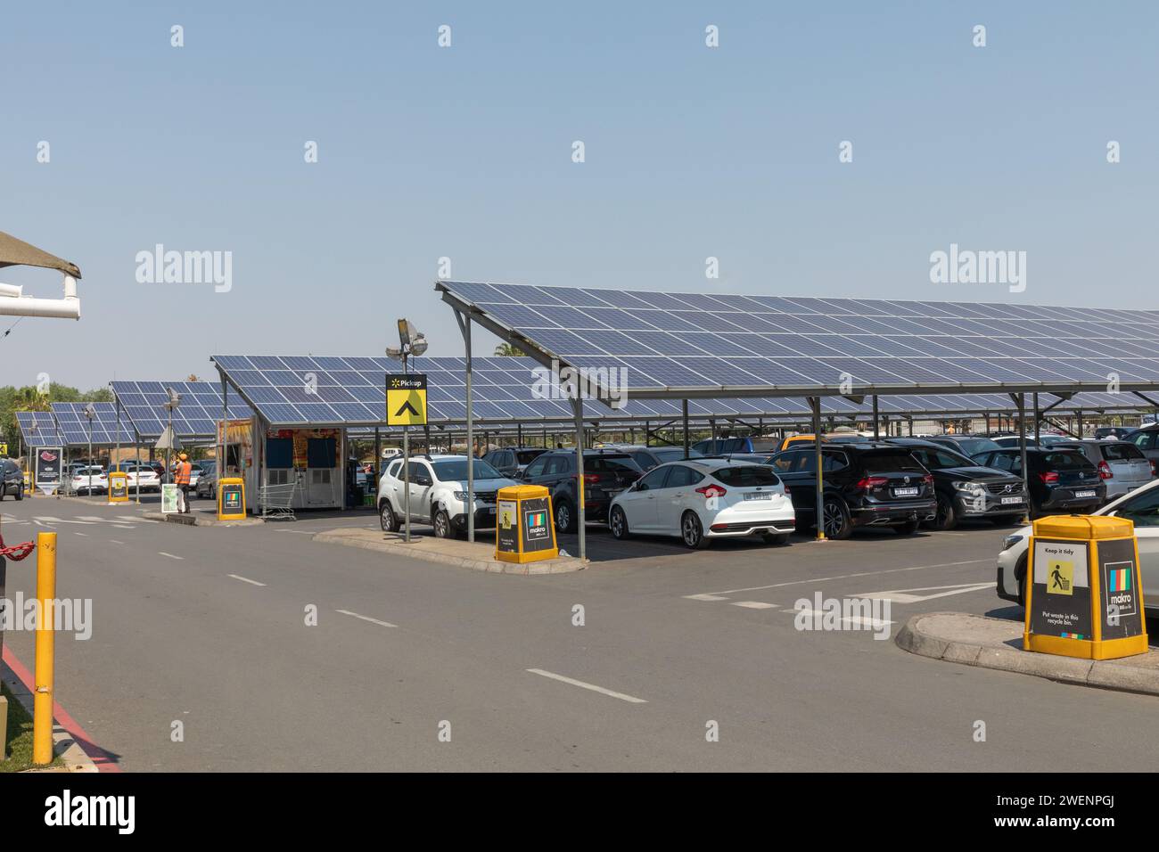 Sandton, Sud Africa   8 ottobre 2023: I pannelli solari sono visibili in un grande parcheggio nel nord di Johannesburg. I pannelli alleviano i problemi Foto Stock