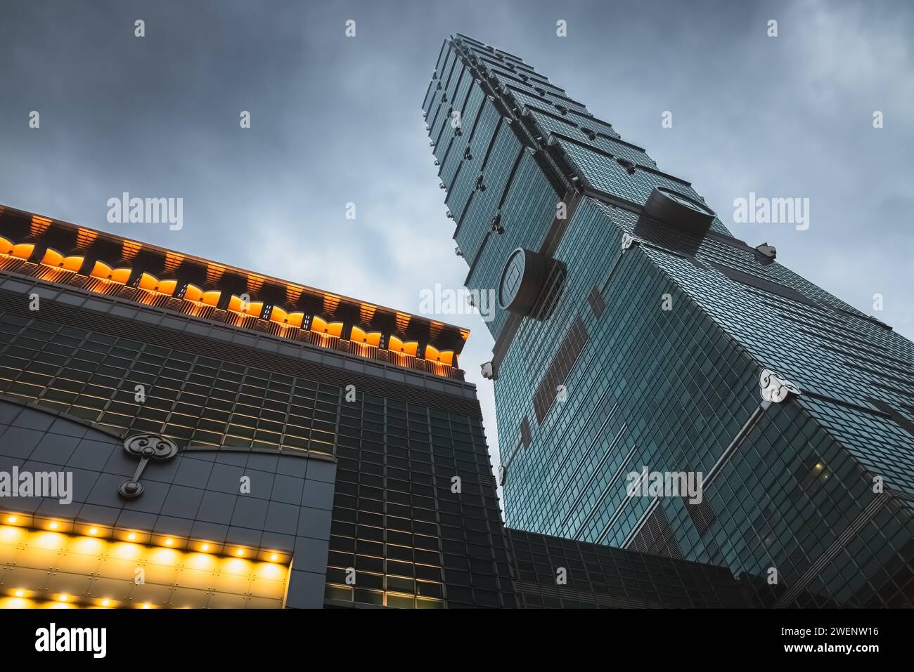 Taipei, Taiwan - 1° ottobre 2023: Nuvole moode sopra il grattacielo urbano postmodernista Taipei 101 Tower nel centro città Distretto Da'an di Taipei, Foto Stock