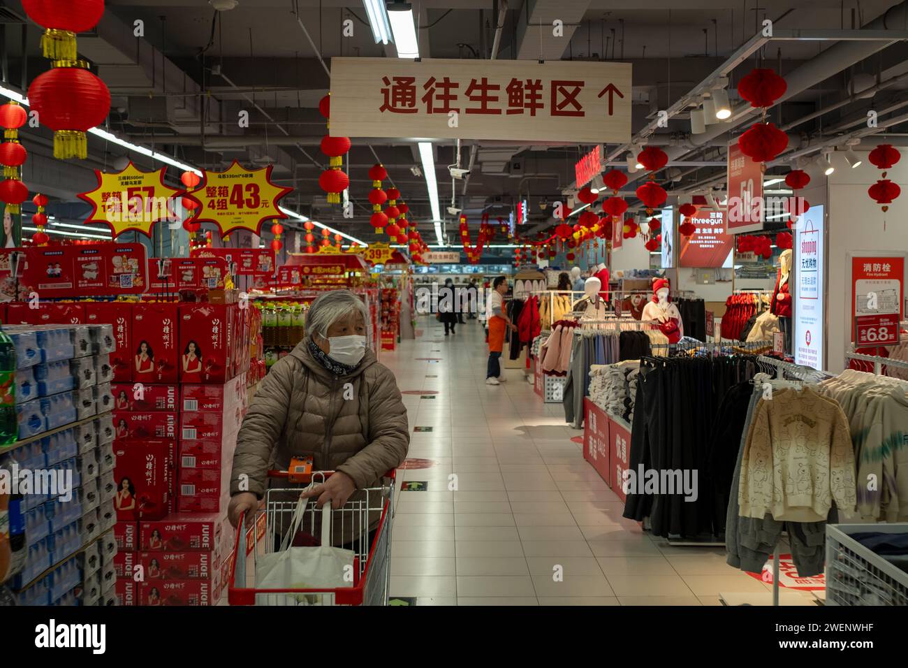 Un'anziana signora negozi in un centro commerciale a Pechino, in Cina. 25 gennaio 2024 Foto Stock