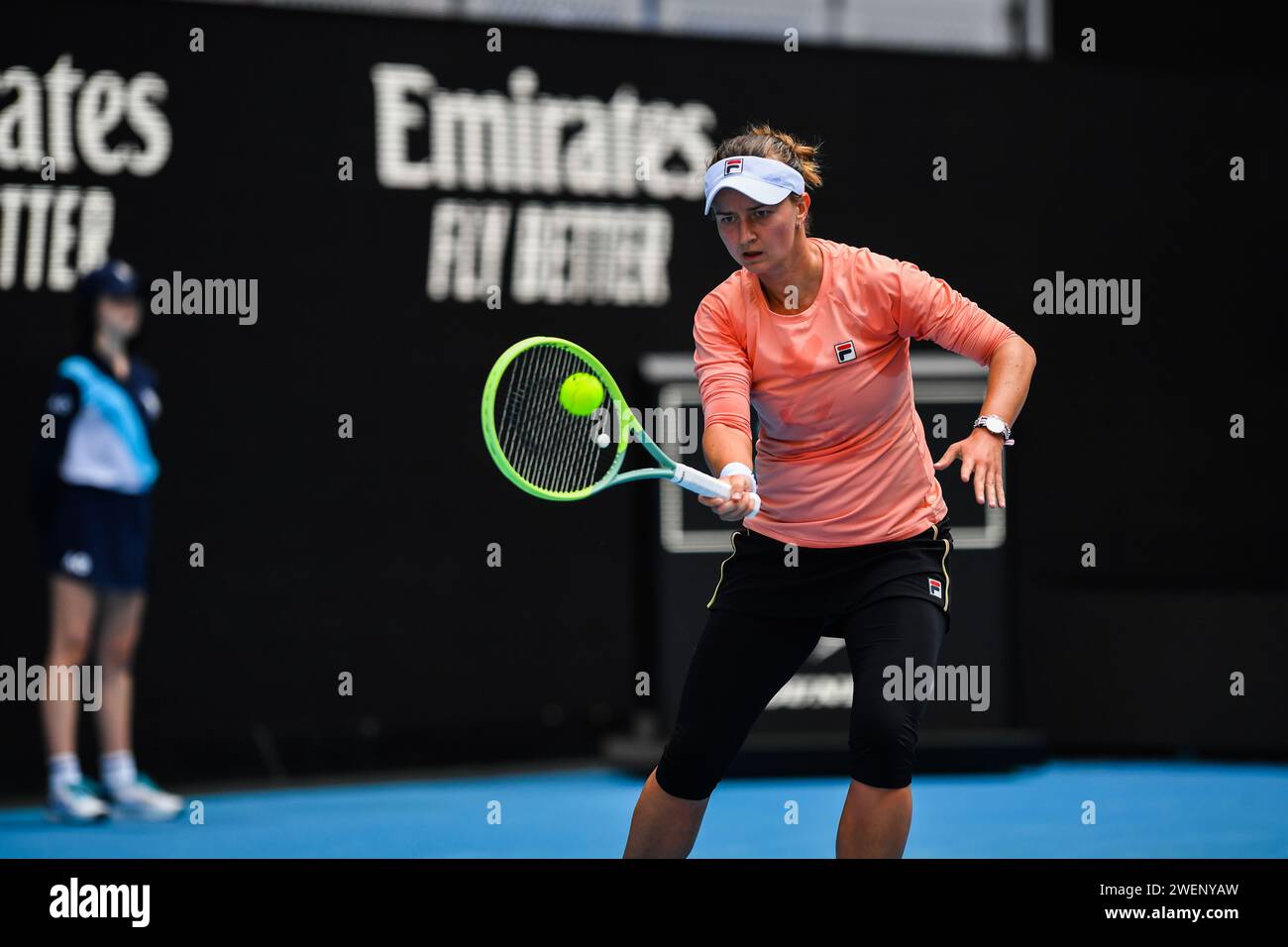 Barbora Krejcikova della Repubblica Ceca gioca contro Mirra Andreeva della Russia (non in foto) durante il round 4 del torneo di tennis Australian Open al Melbourne Park. Barbora Krejcikova batte Mirra Andreeva in 3 set con un punteggio di 4-6 6-3 6-2. (Foto di Alexander Bogatyrev / SOPA Images/Sipa USA) Foto Stock