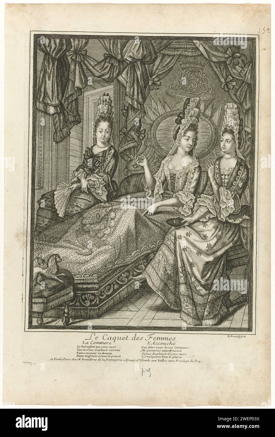 Il Caquet femminile, c. 1682 - 1722 stampa tre donne in una camera da letto, parlando del bambino atteso dalla donna di mezzo. Tutti e tre indossano l'acconciatura fontange alla moda e sono vestiti con un manteau con Engagantes. La donna a sinistra indossa come accessori: orecchini, un collier con perle (collier perlato), guanti lunghi e un ventilatore. La donna a destra porta il manteau sopra un petto ("devant-de-Gorge") e una gonna con motivo floreale e falbalas. Indossa gli stessi gioielli e ha una maschera in tessuto in mano. abito da incisione in carta, abito: manteau (+ abiti da donna). stili di Foto Stock