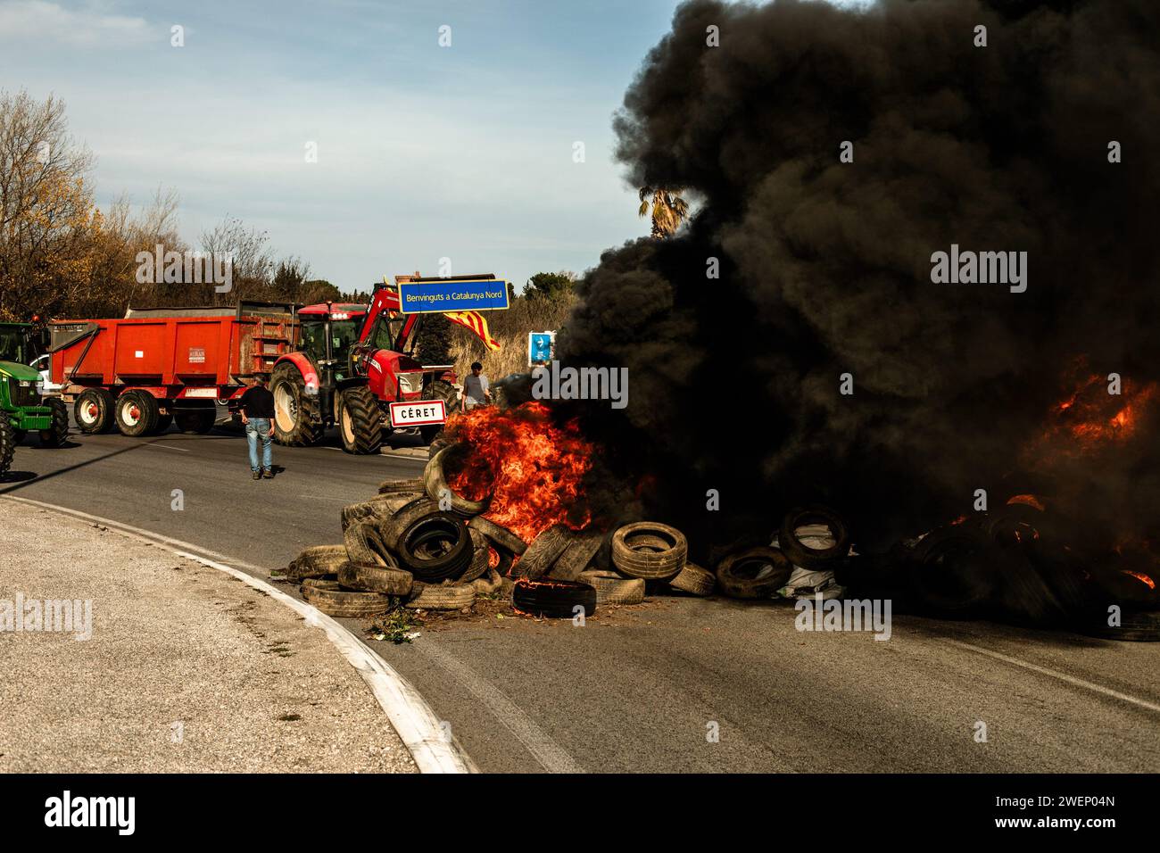 Perpignan, Francia. 26 gennaio 2024. © PHOTOPQR/l'INDEPENDENT/Nicolas Parent ; Perpignan ; 26/01/2024 ; mobilisation agricole. Vendredi 26 gennaio 2024. Des Agriculture ont bloqué les accès à une zone de la grade surface Auchan. - La protesta degli agricoltori francesi continua Francia 26 gennaio 2024 credito: MAXPPP/Alamy Live News Foto Stock