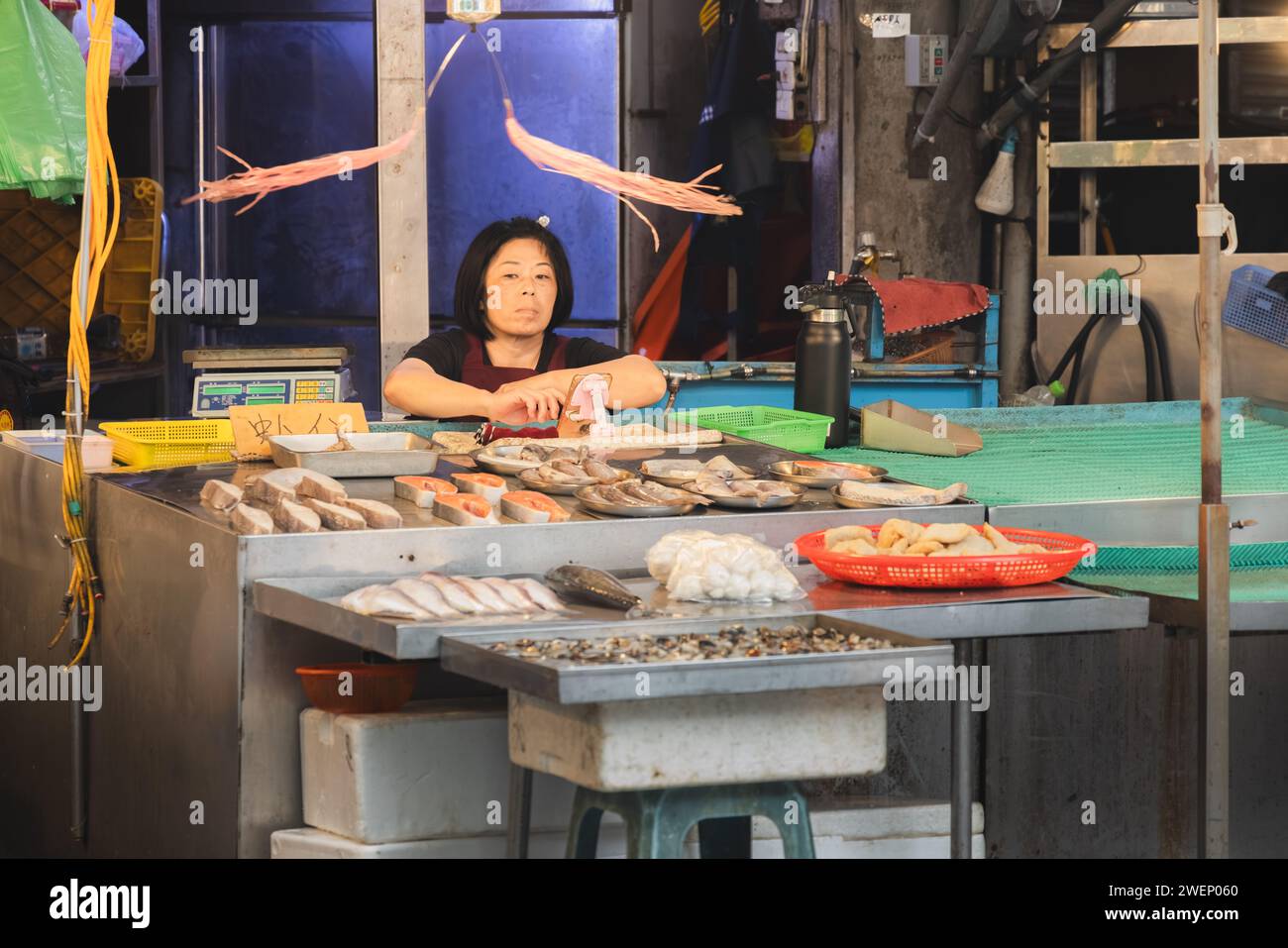 Yilan, Repubblica di Cina - 2 ottobre 2023: Un monger di pesce di strada in un mercato diurno nella città di Yilan, Taiwan. Foto Stock