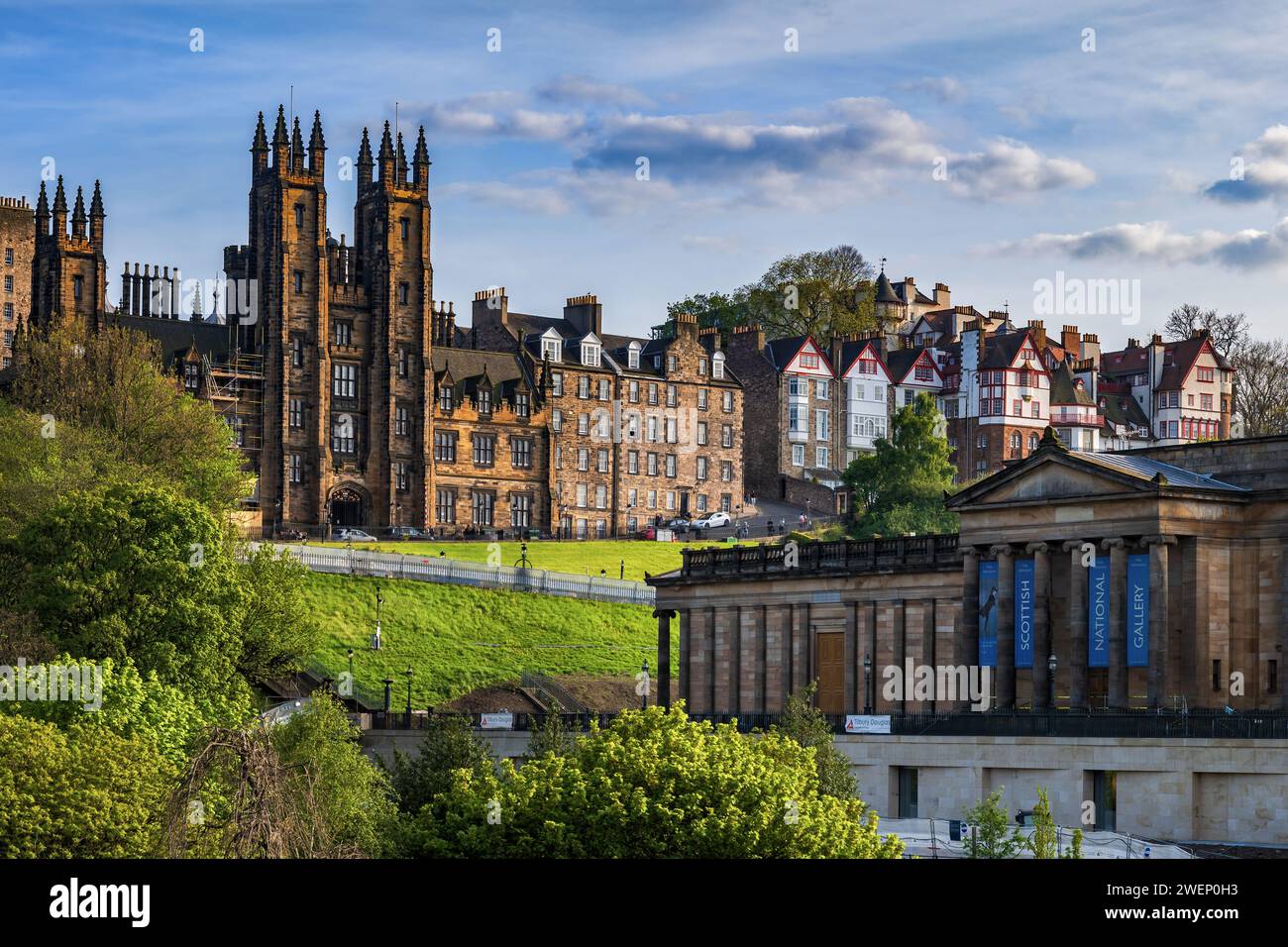 Edimburgo, Scozia, Regno Unito, skyline della città vecchia con il museo d'arte National Galleries of Scotland. Foto Stock