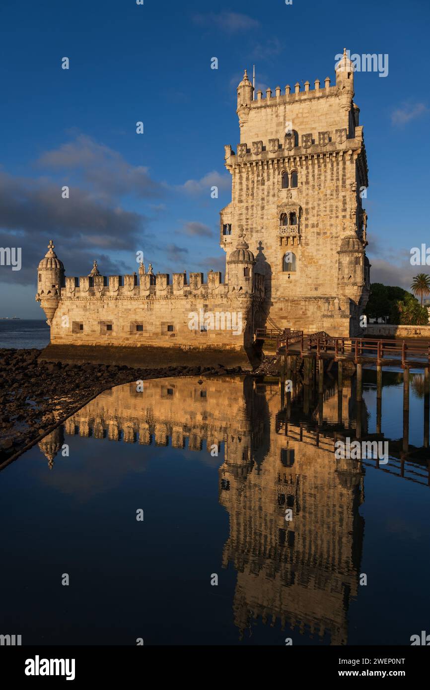 La Torre di Belém all'alba nella città di Lisbona, Portogallo. Fortificazione del XVI secolo in stile manuelino tardo gotico portoghese sul fiume Tago con Foto Stock