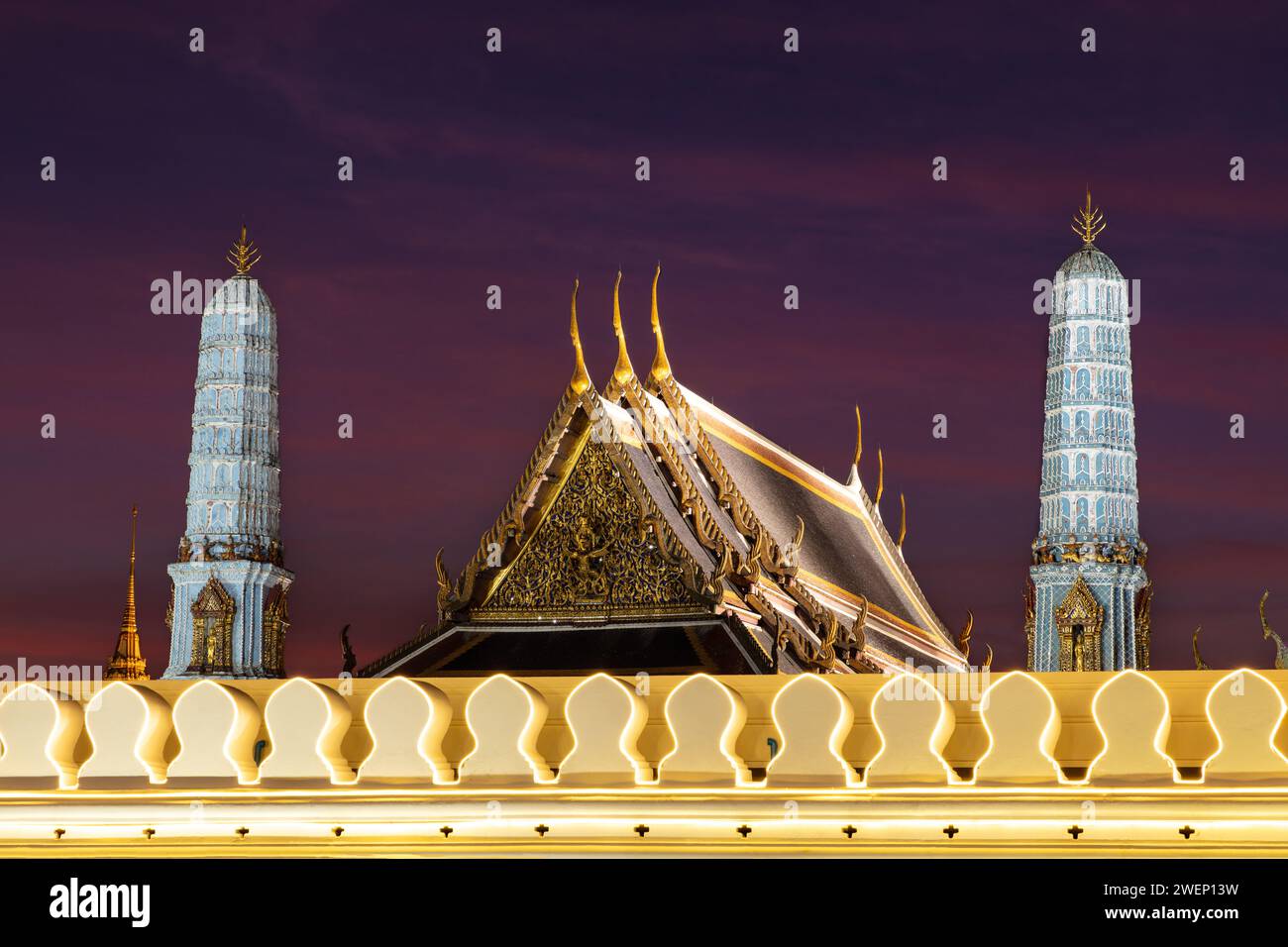 Grand Palace (Wat Phra Kaew) di notte, a Bangkok, Thailandia. Edifici illuminati; cielo viola dietro. Foto Stock