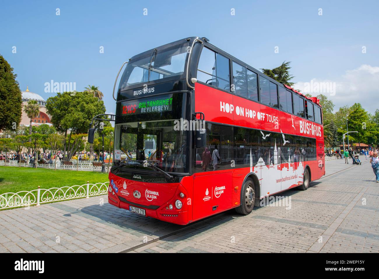 Autobus per il tour di Istanbul presso il Sultan Ahmet Park nel quartiere Fatih di Istanbul, Turchia. Foto Stock