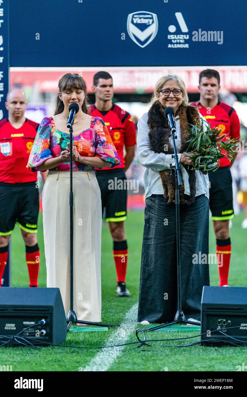 Melbourne, Australia. 26 gennaio 2024. Aunty Joy esegue una celebrazione Welcome to Country davanti all'Isuzu UTE A-League match tra Melbourne Victory FC e Sydney FC all'AAMI Park di Melbourne, Australia. Crediti: James Forrester/Alamy Live News Foto Stock