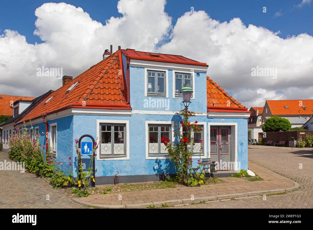 Facciata di una casa tradizionale di colore blu pastello nella città di Ystad in estate, Skåne / Scania, Svezia Foto Stock