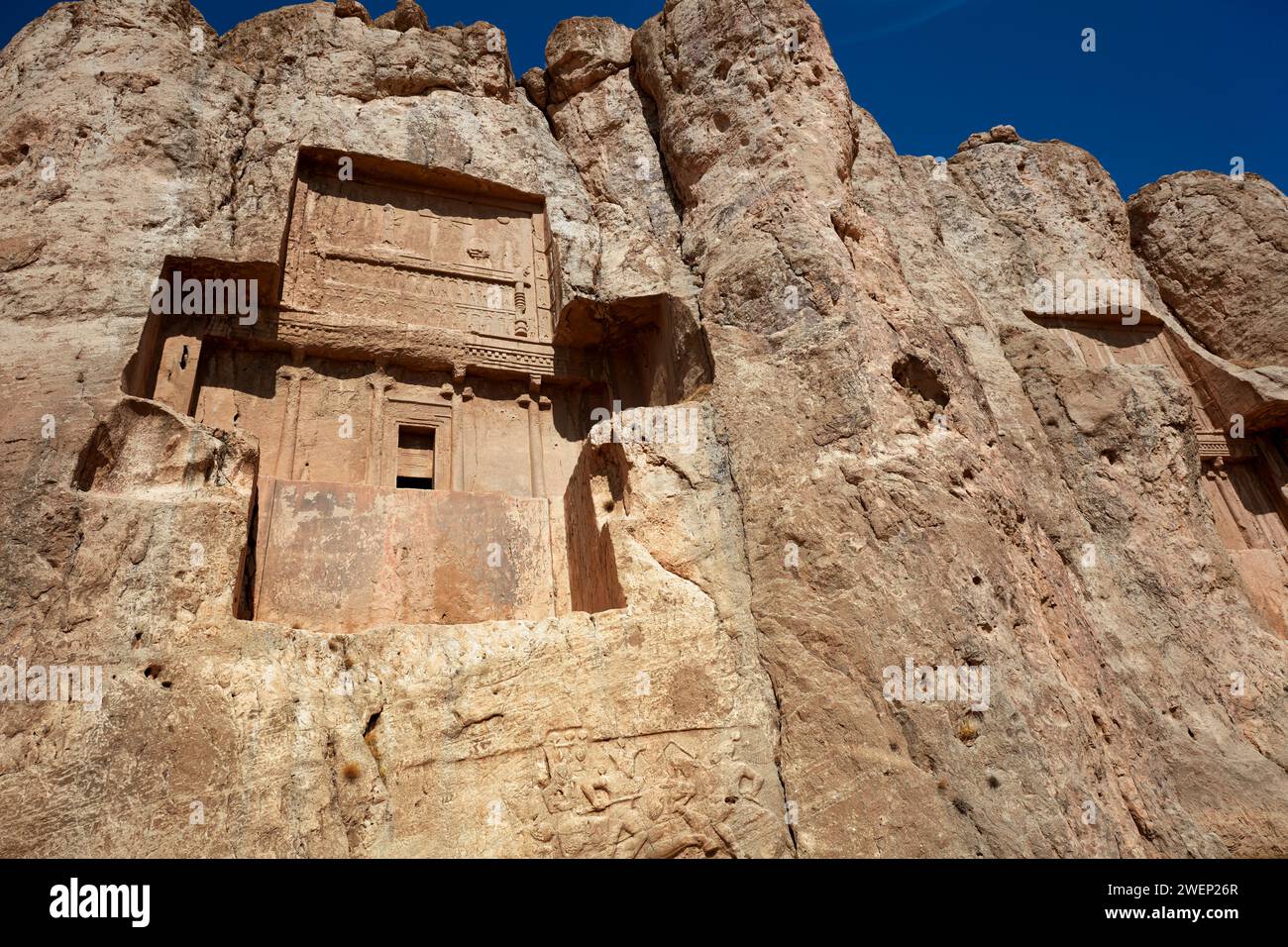 Tomba scavata nella roccia di Dario II, re persiano (423-405 a.C.) della dinastia achemenide, nella Necropoli di Naqsh-e Rostam vicino a Persepoli, in Iran. Foto Stock