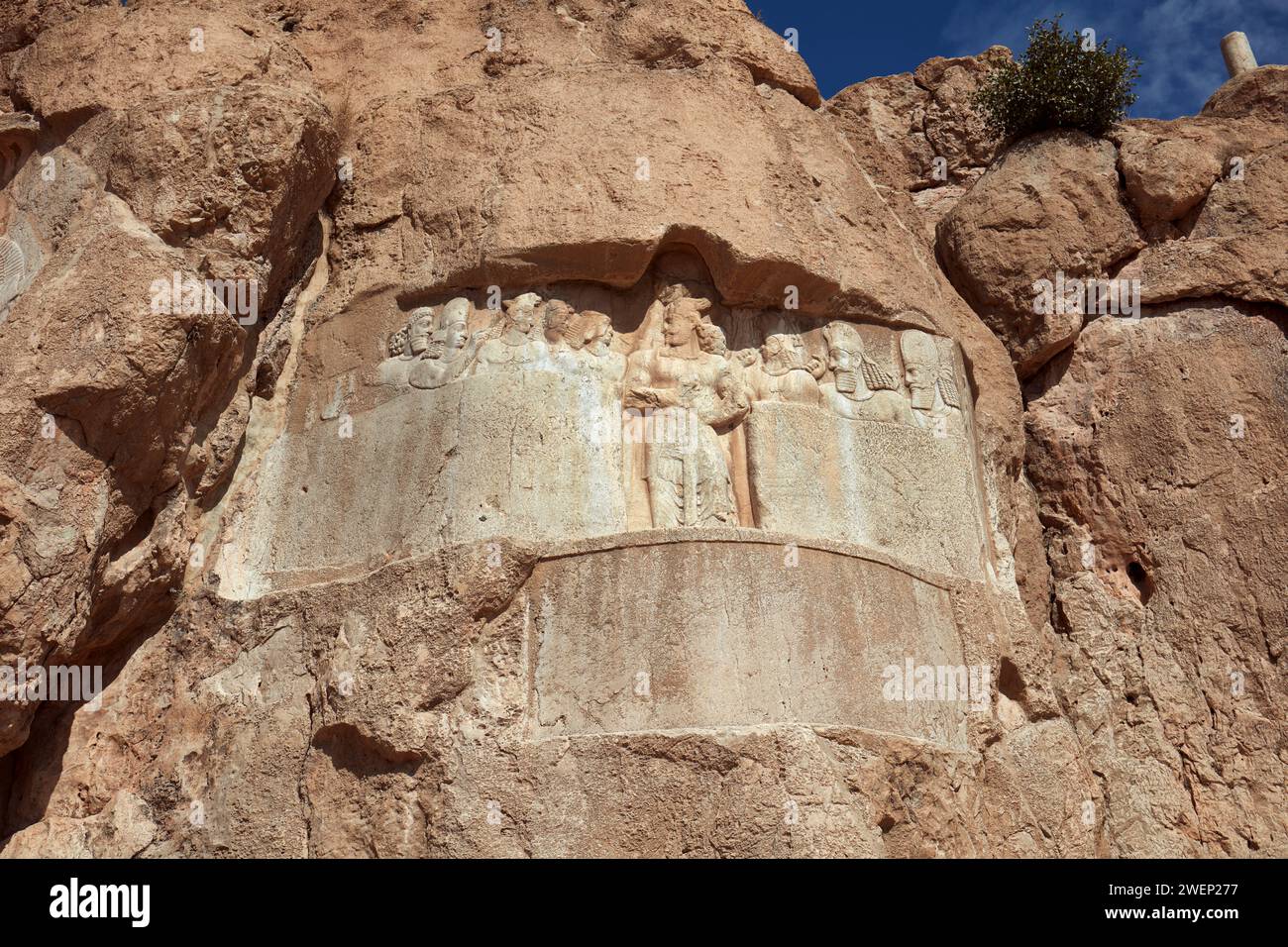 Rilievo rupestre del re persiano Bahram II e della sua famiglia reale scolpito sul rilievo di Elamiti datato al III millennio a.C. Naqsh-e Rostam Necropolis, Iran Foto Stock