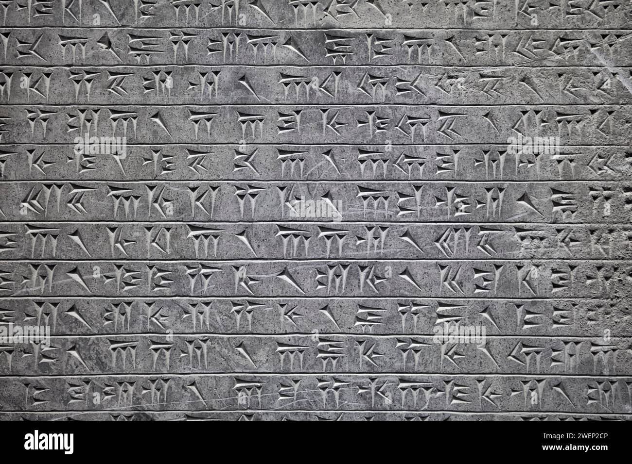 Iscrizioni cuneiformi su una pietra esposta nel Museo di Persepoli, Iran. Foto Stock