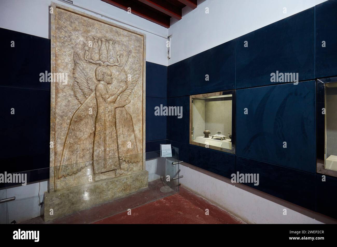 Antico pannello in pietra con bassorilievo di una figura alata (alias figura di Ciro), trovato a Pasargadae ed esposto al Museo di Persepoli. Persepoli, Iran. Foto Stock