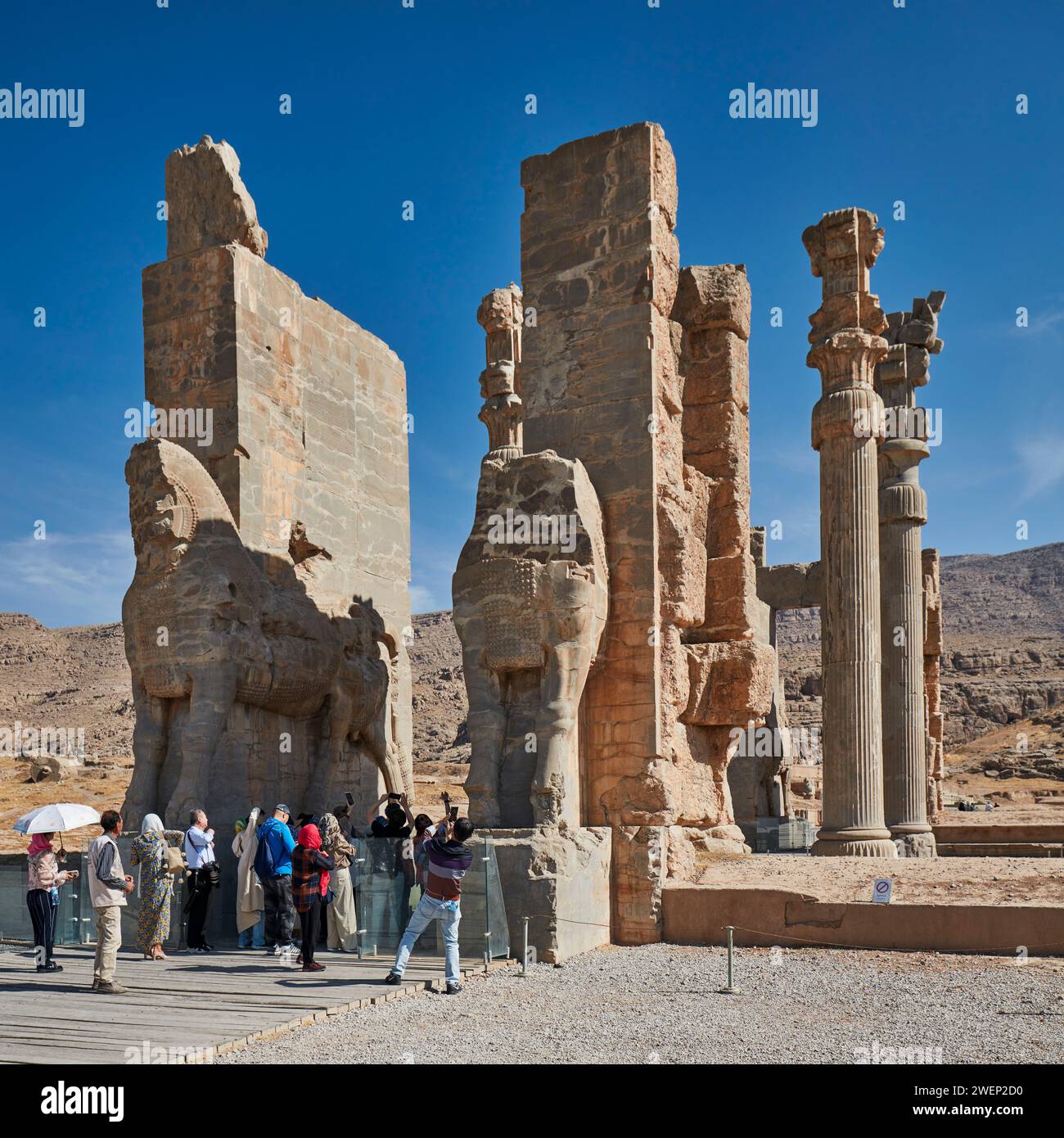 Un gruppo di turisti alla porta di tutte le Nazioni a Persepoli, un'antica capitale dei re persiani della dinastia achemenica. Provincia di Fars, Iran. Foto Stock