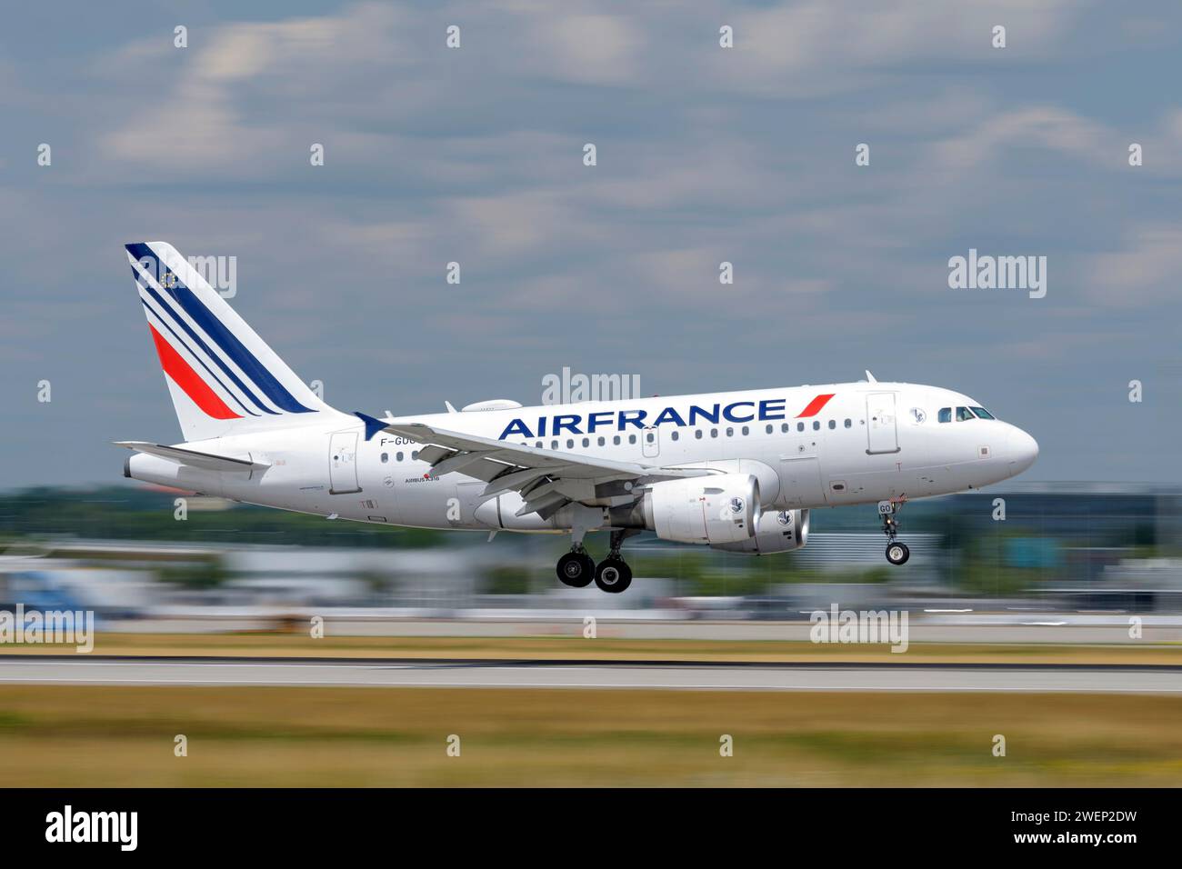 Air France Airbus A318-111 con F-GUGO Aircraft Identifier atterra sulla Southern Runway 08R dell'aeroporto di Monaco MUC EDDM Foto Stock