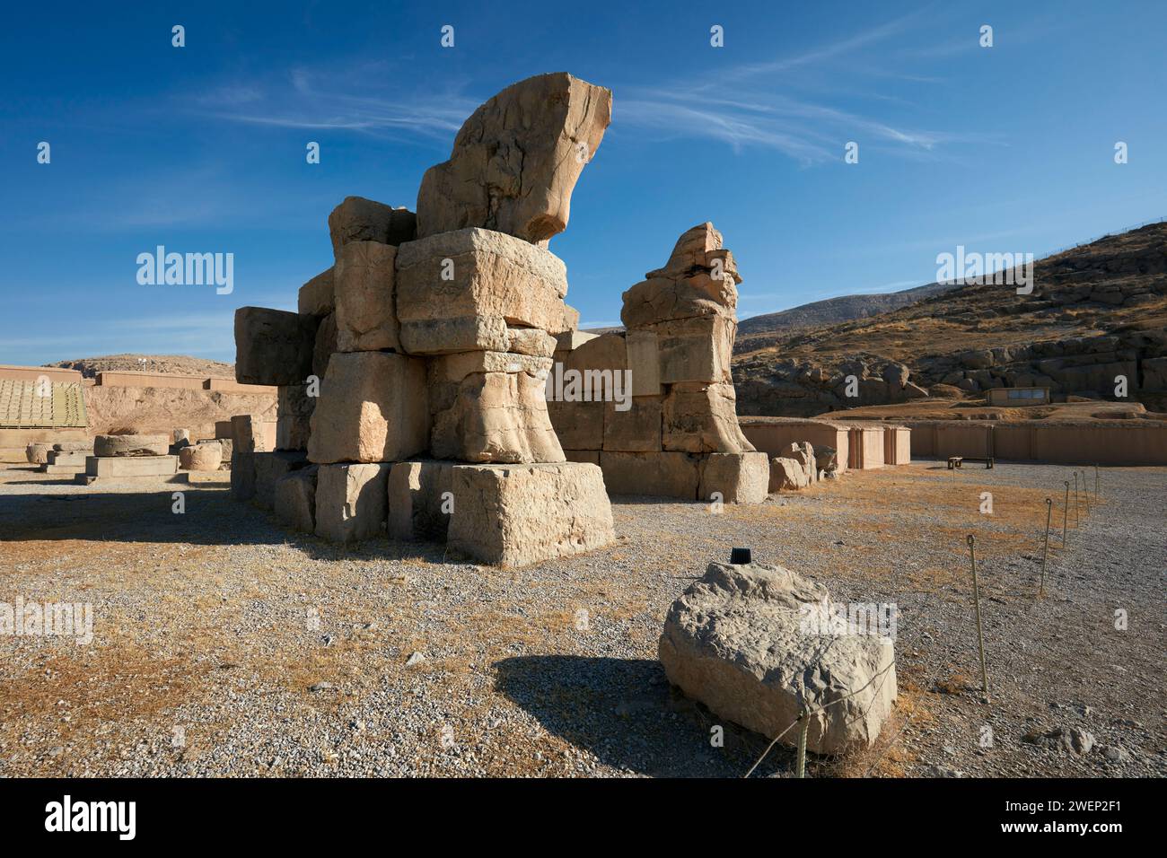 Enormi tori di pietra della porta incompiuta (detta anche porta dell'esercito) a Persepoli, capitale cerimoniale dell'Impero achemenide (550–330 a.C.), Iran. Foto Stock