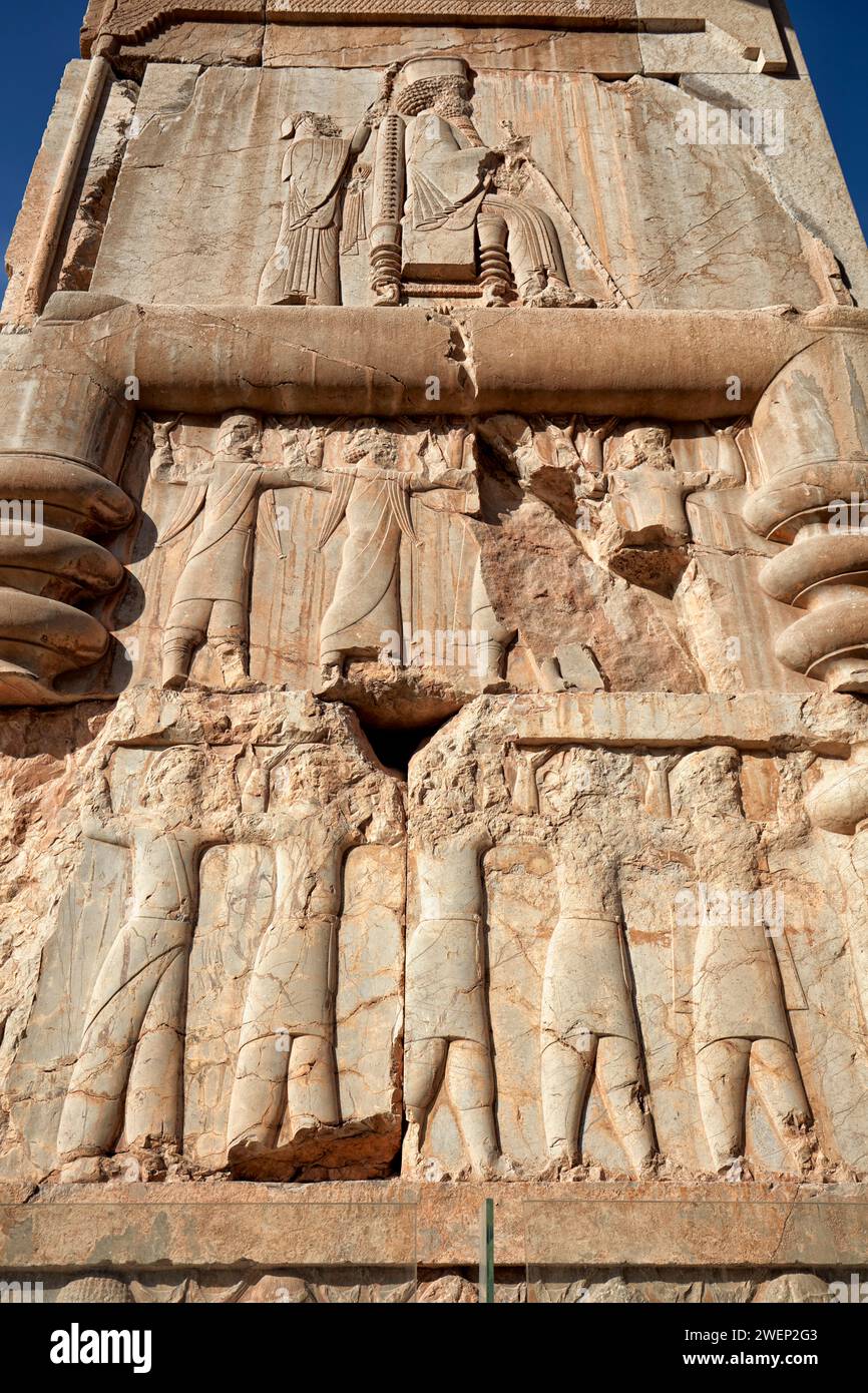Il rilievo in pietra danneggiato raffigura Dario i il grande a Persepoli, antica capitale dei re persiani della dinastia achemenica. Provincia di Fars, Iran. Foto Stock